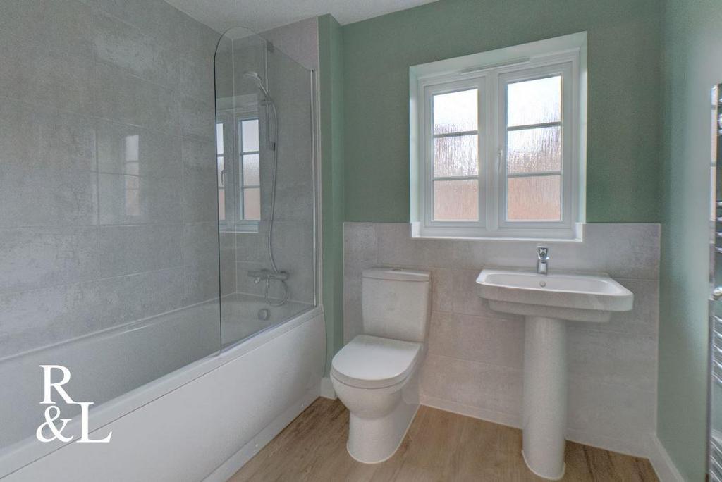 Family bathroom.JPG