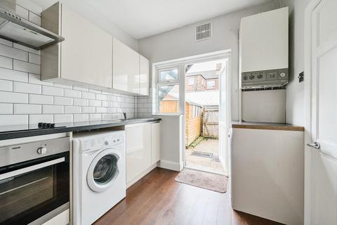 2 bedroom maisonette for sale, Buckingham Avenue, London