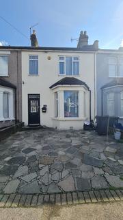 3 bedroom terraced house to rent, Romford RM6