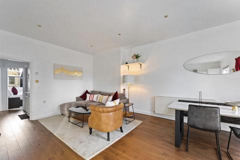 2 bedroom apartment to rent, Geraldine Road, London, SW18