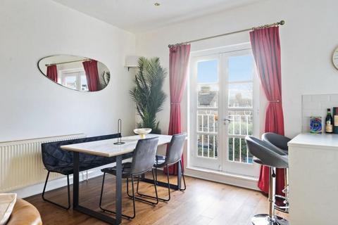 2 bedroom apartment to rent, Geraldine Road, London, SW18