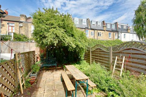 3 bedroom flat to rent, Penwith Road, London