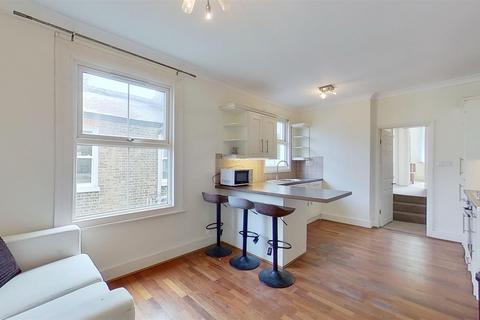 3 bedroom flat to rent, Penwith Road, London