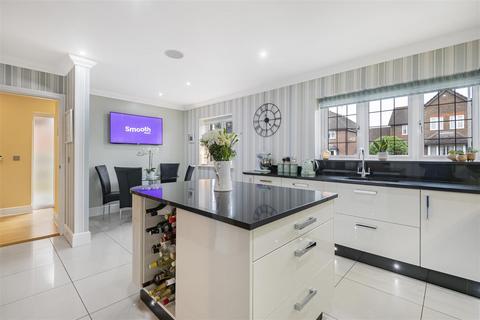 4 bedroom detached house for sale, Woods Road, Caversham