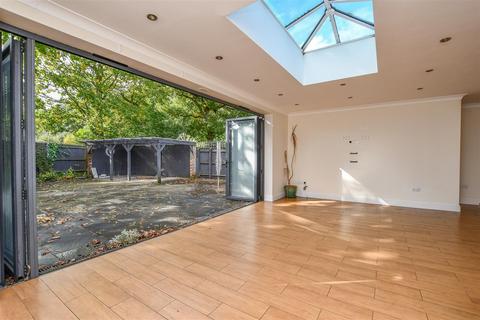 74 Ringway Road, Park Street, St Albans, AL2 2RD