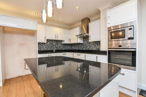 74 Ringway Road, Park Street, St Albans, AL2 2RD