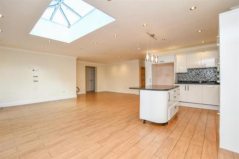 74 Ringway Road, Park Street, St Albans, AL2 2RD