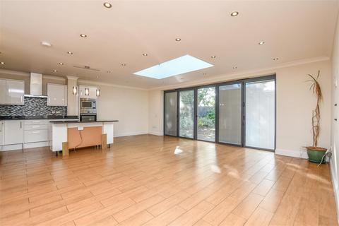 74 Ringway Road, Park Street, St Albans, AL2 2RD