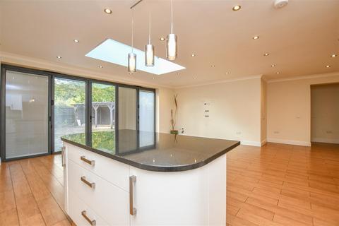 74 Ringway Road, Park Street, St Albans, AL2 2RD