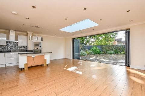 74 Ringway Road, Park Street, St Albans, AL2 2RD
