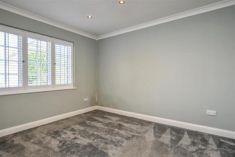 74 Ringway Road, Park Street, St Albans, AL2 2RD