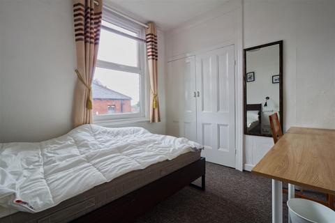 4 bedroom house to rent, Wetherby Place, Burley, Leeds