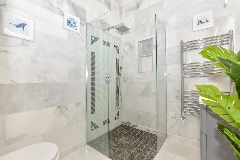 En Suite Shower Room   Flat 3