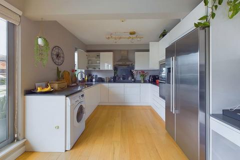 2 bedroom flat for sale, Queens Road, Brighton, BN1 3WB