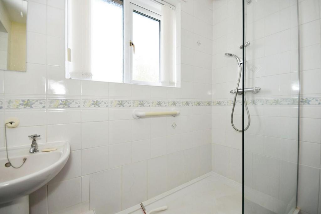 SHOWER ROOM 02.jpg