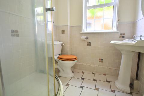 2 Heath Close, Farnham, GU9 0PS