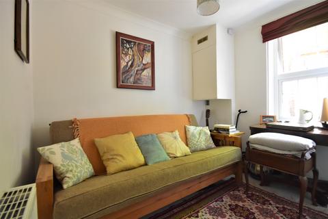 2 Heath Close, Farnham, GU9 0PS