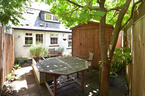 2 Heath Close, Farnham, GU9 0PS
