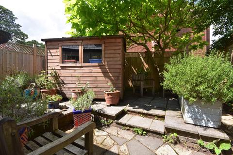 2 Heath Close, Farnham, GU9 0PS