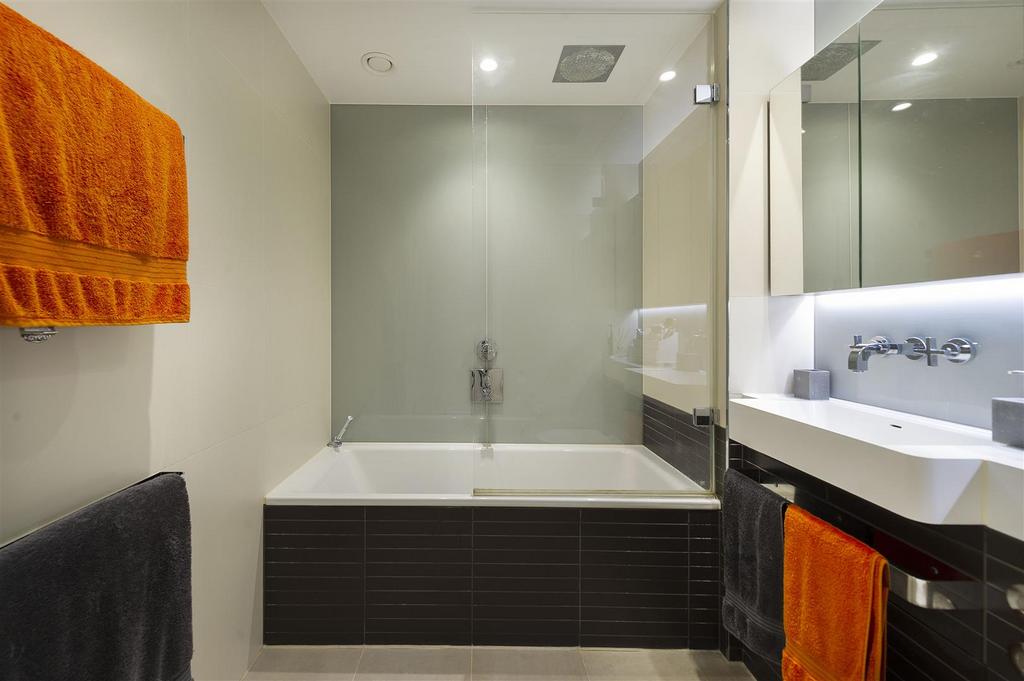 Apartment 910 fladgate house 1010 bath.jpg