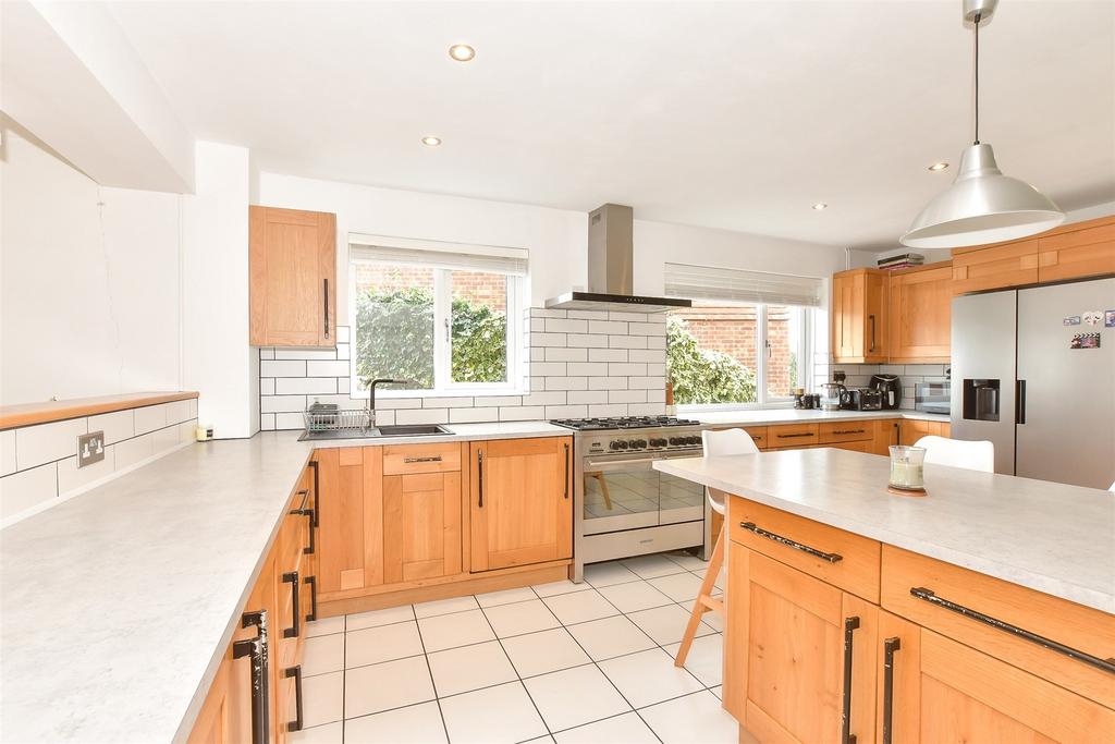 Kitchen/ Breakfast Area