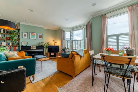 2 bedroom flat for sale, Kellino Street, London, SW17