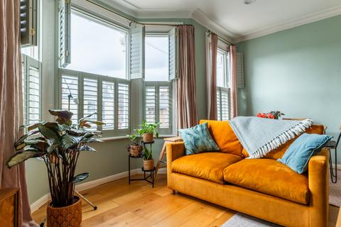 2 bedroom flat for sale, Kellino Street, London, SW17