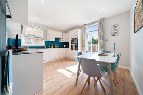 40 Waldron Road, London, SW18 3TD
