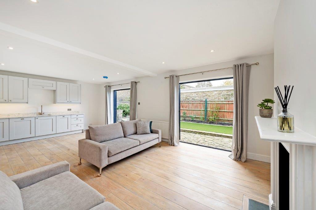 Upper Richmond Road, London SW15 2 bed flat - £700,000