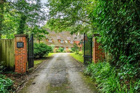 8 bedroom detached house to rent, Church Road, Woking GU21