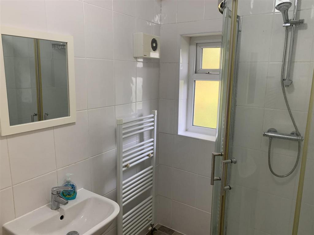 54 Slaidburn bathroom.JPG