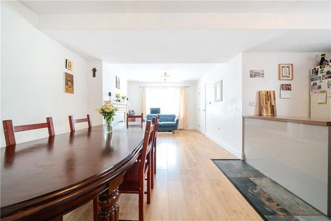 4 May Gardens, Wembley, HA0 1DT