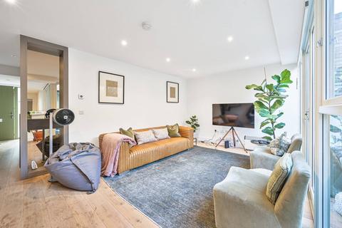 2 bedroom flat for sale, Edgewood Mews, Finchley Central, London, N3