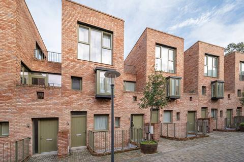 2 bedroom flat for sale, Edgewood Mews, Finchley Central, London, N3