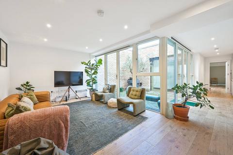 2 bedroom flat for sale, Edgewood Mews, Finchley Central, London, N3