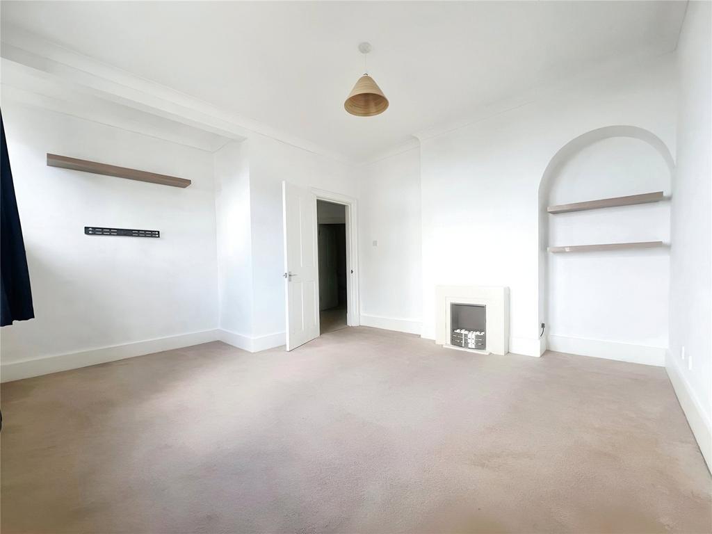 Park Road, West Sussex PO21 1 bed flat to rent £850 pcm (£196 pw)