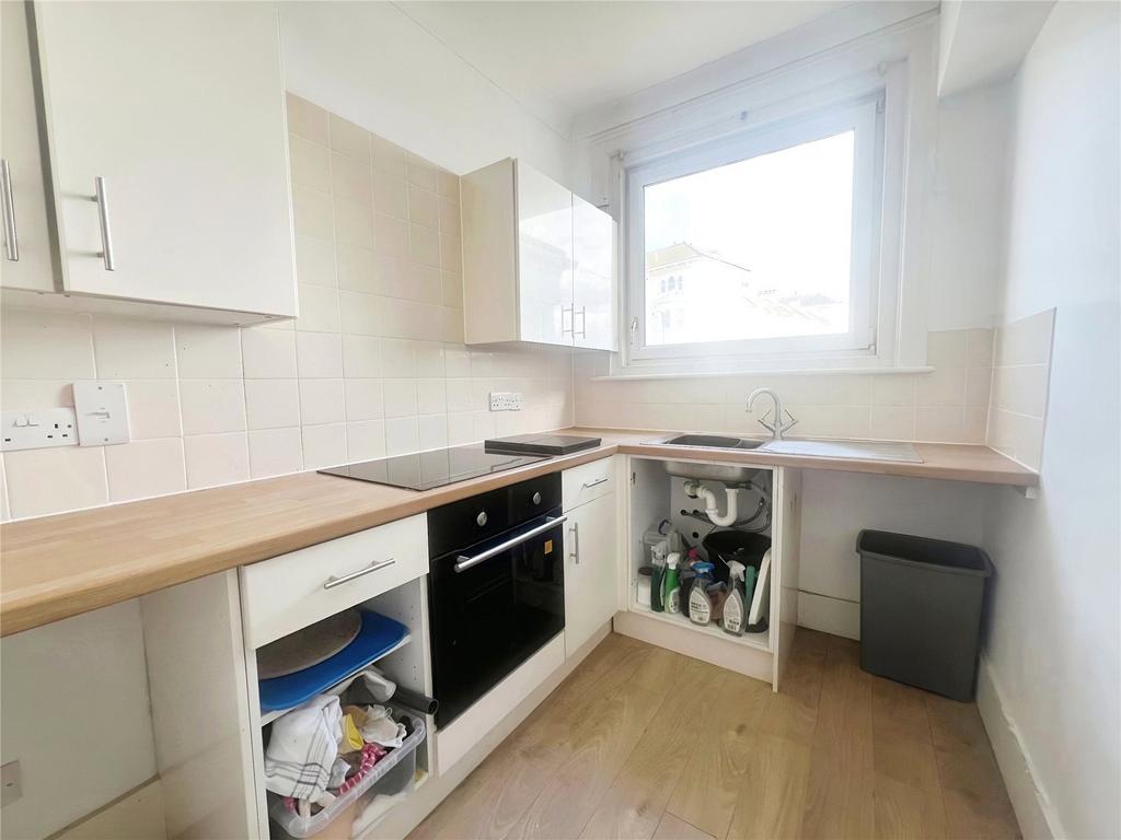 Park Road, West Sussex PO21 1 bed flat to rent £850 pcm (£196 pw)