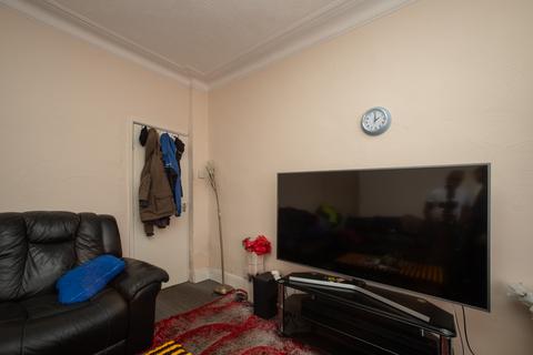 4 bedroom end of terrace house for sale, Recreation Mount, Leeds LS11