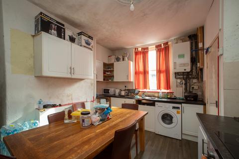 4 bedroom end of terrace house for sale, Recreation Mount, Leeds LS11