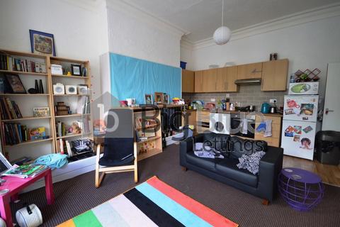 3 bedroom flat to rent, Flat 3, 156 Otley Road, Headingley, Leeds LS16