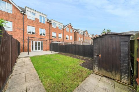 4 bedroom terraced house for sale, Roakes Avenue, Addlestone, KT15