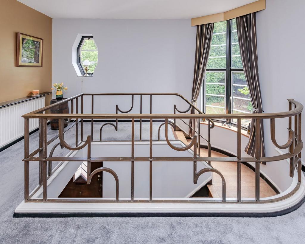 Harestone Hill, Caterham CR3 5 bed detached house for sale £1,800,000