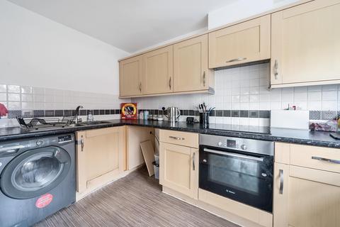 2 bedroom flat for sale, Tobermory Close, Langley, SL3