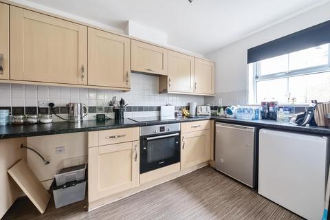 2 bedroom flat for sale, Tobermory Close, Langley, SL3