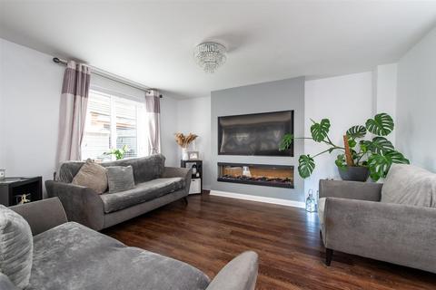 12 Dawn Close, Wollaston, Stourbridge, DY8 4GF