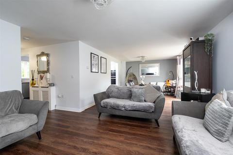 12 Dawn Close, Wollaston, Stourbridge, DY8 4GF
