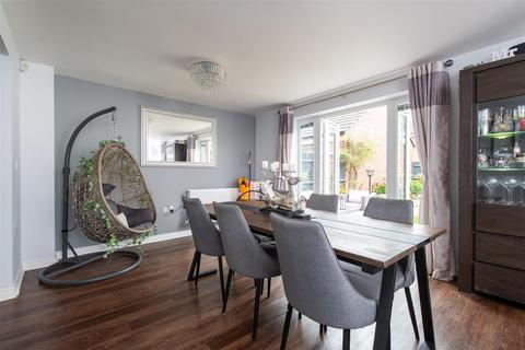 12 Dawn Close, Wollaston, Stourbridge, DY8 4GF