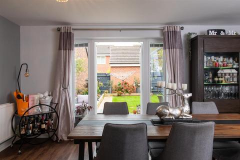 12 Dawn Close, Wollaston, Stourbridge, DY8 4GF