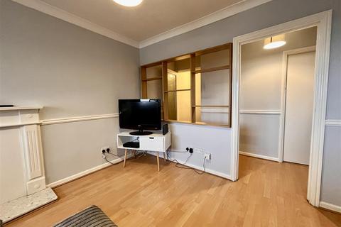 2 bedroom flat to rent, Lincoln Way, Harlington