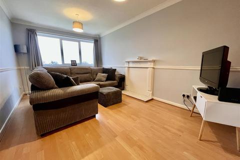 2 bedroom flat to rent, Lincoln Way, Harlington